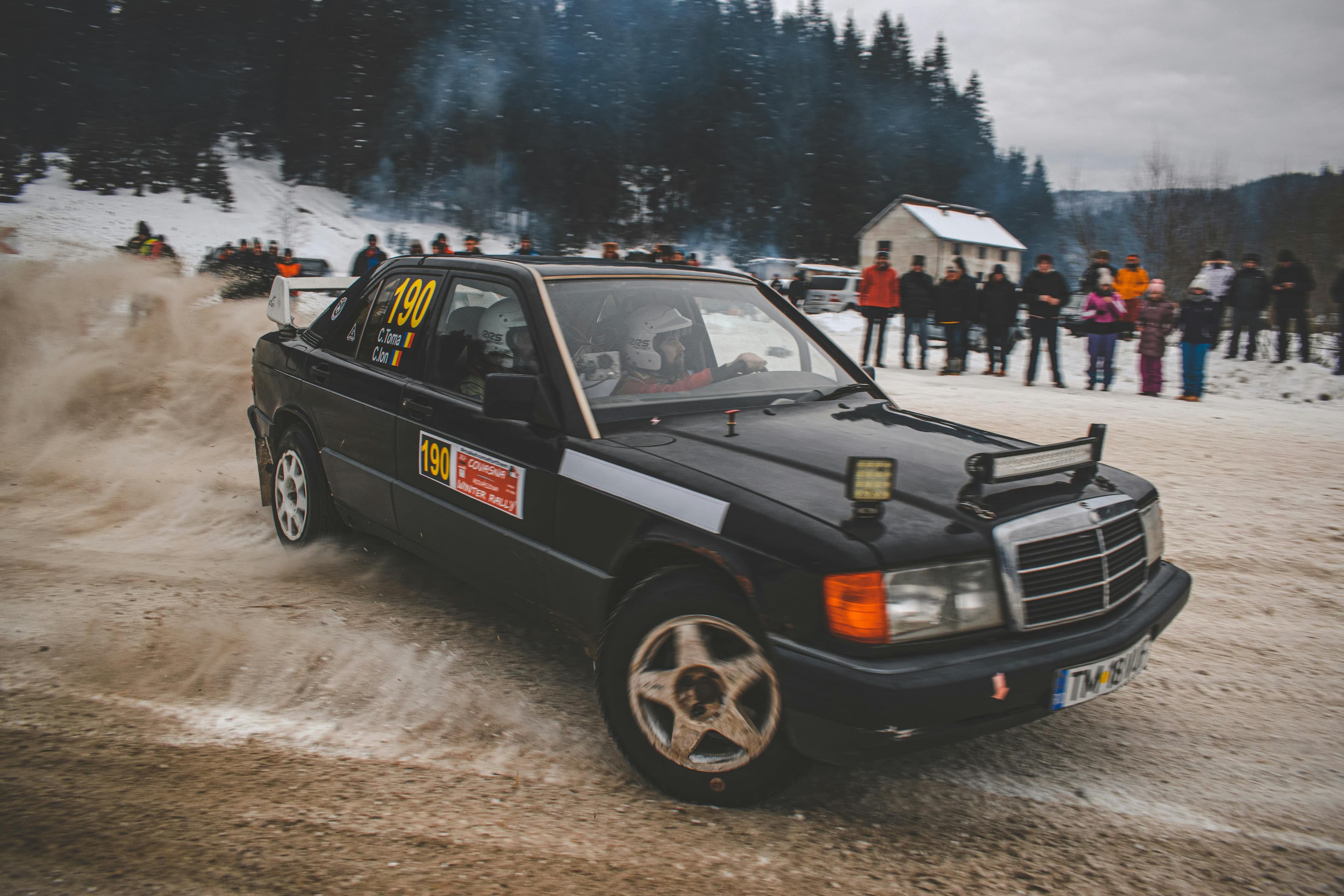 Prezident Pavel navštívil české jezdce Rallye Dakar. Vyzkoušel si i to, jak se sedí v závodním speciálu